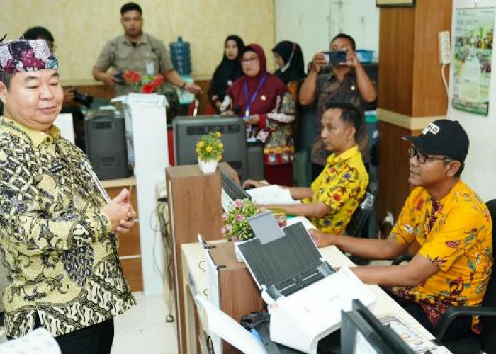 Kunjungi Bangkalan, Dirjen Dukcapil dan Bupati Lukman Hakim Tinjau Pelayanan Adminduk di MPP