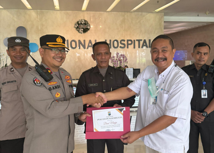 Kapolsek Wiyung Beri Penghargaan Security Nasional Hospital