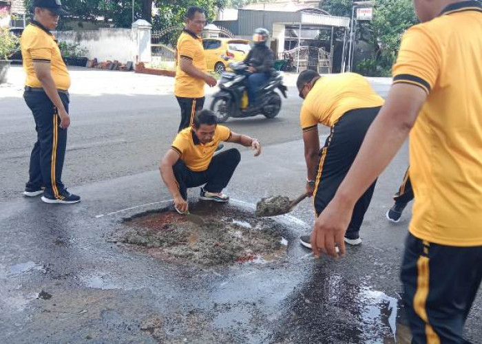 Cegah Laka Lantas di Sidoarjo, Polisi Tambal Jalan Berlubang