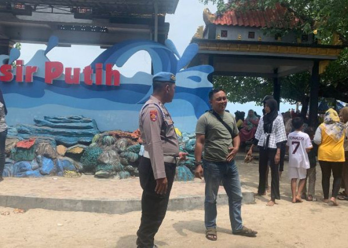 Diserbu Wisatawan, Kapolsek Panceng Pantau Keamanan di Pantai Dalegan