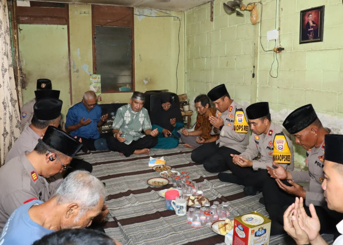 Takziah ke Keluarga Korban Mutilasi Sadis, Kapolres Lamongan Beri Dukungan Moril