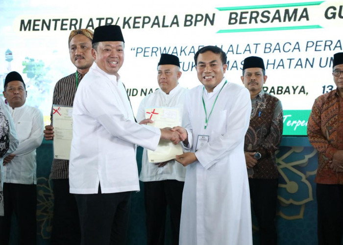 Jelang Natal, Menteri Nusron Wahid Serahkan Sertipikat untuk Gereja Katolik Fransiskus Asisi kepada Romo Wahyu