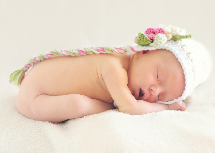 5 Pamali Saat Menggendong Bayi: Mitos atau Fakta?