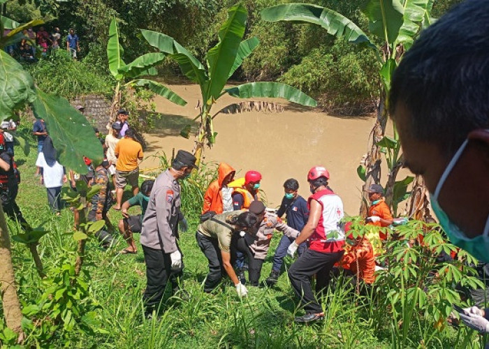 Evakuasi Korban Perempuan di Bantaran Sungai Paron Ngawi Dramatis