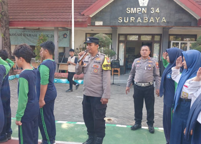 Sinergitas TNI-Polri, Polsek Wiyung dan Babinsa Latih PBB Siswa SMPN 34 Surabaya