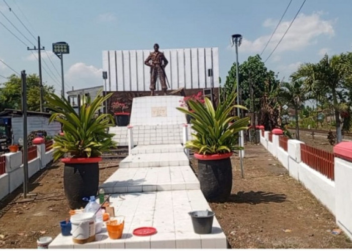 Warga Klakah Lumajang Swadaya  Percantik Monumen Pahlawan Nasional Kapten Suwandak