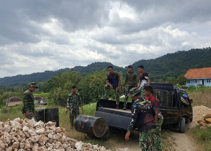 Satgas TMMD Kodim 0827/Sumenep Turunkan Aspal, Jalan di Desa Mandala Akan Segera Bagus