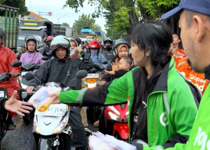 Satlantas Polres Pasuruan dan Komunitas Ojol Bangil Bagi Takjil Saat Ngabuburit