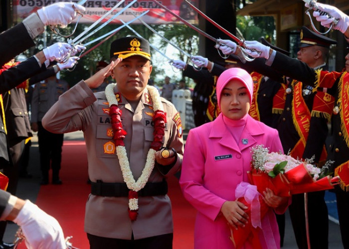 Disambut Tradisi Pedang Pora, AKBP M Wahyudin Latif Resmi Pimpin Polres Probolinggo