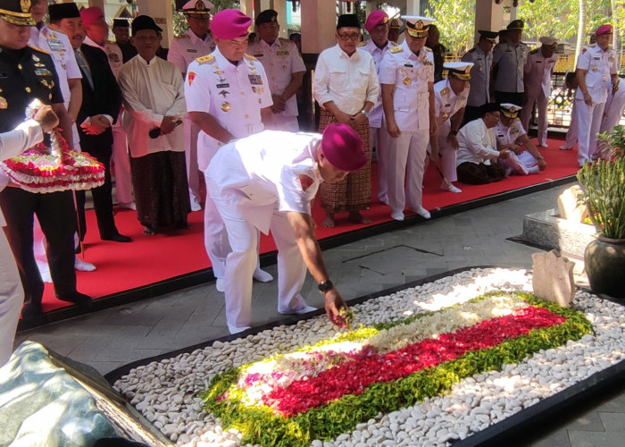 Jelang HUT ke-81 TNI, Dankodiklatal Ziarah Makam Presiden Gus Dur 