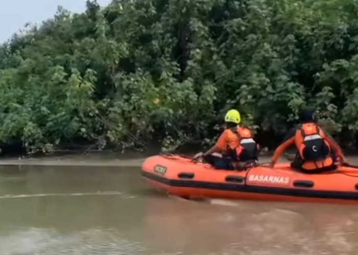 Hari Kedua Pencarian, Satgas Kerahkan 8 Perahu dan Drone Cari Lansia Tercebur di Sungai Jagir