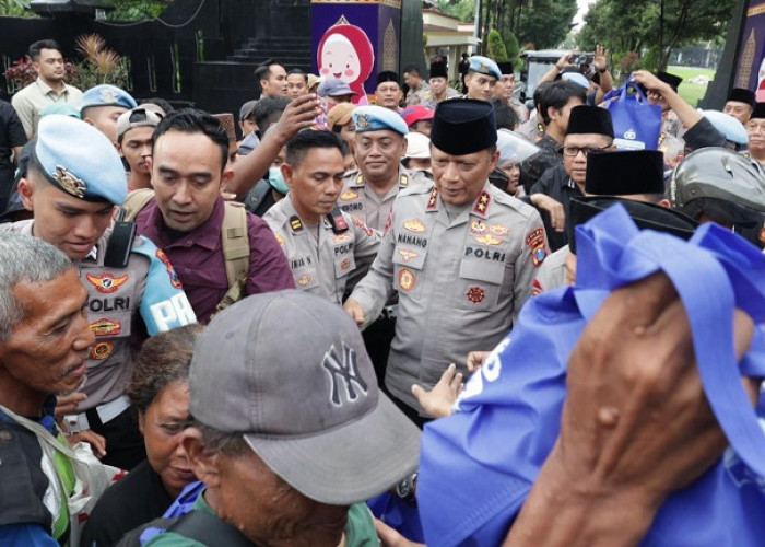 Polda Jatim Bagikan 600 Paket Takjil di Surabaya, Pererat Silaturahmi dengan Masyarakat