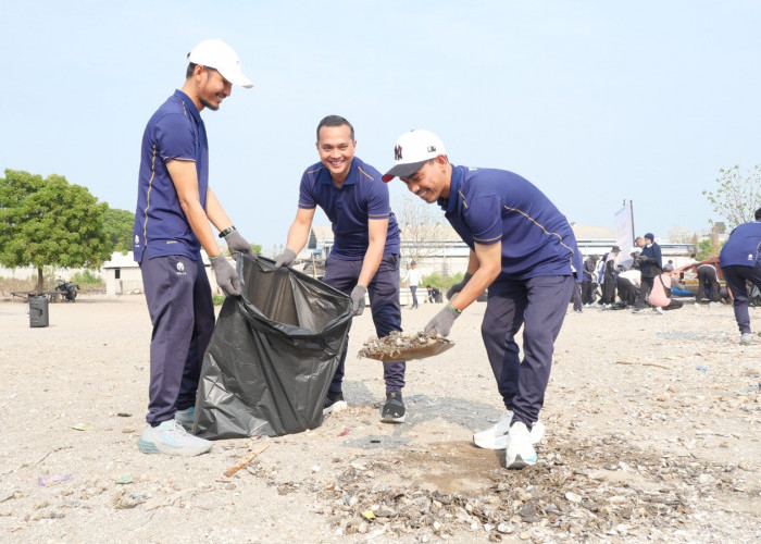 Ratusan Insan PLN Indonesia Power UBP Grati Bersihkan Sampah dari Pembangkit sampai Pesisir Pantai