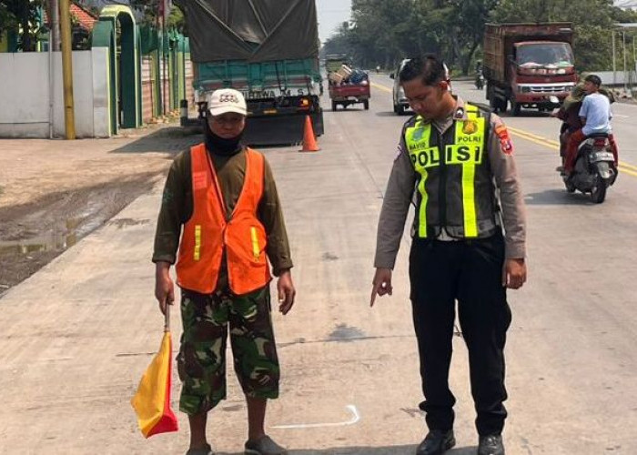 Pengendara Motor GL Tewas Tabrak Truk Parkir di Jalan Duduksampeyan Gresik