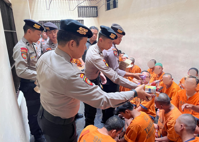 Jumat Berkah: Tahanan Polres Malang Dapat Tambahan Makanan