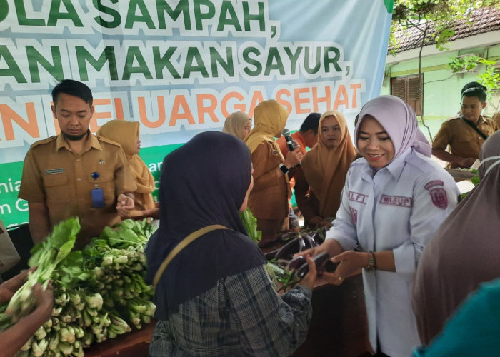 Pemkab Situbondo Bagikan Hasil Panen Sawi Organik dari Inovasi Limbah Dapur