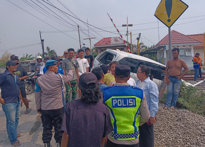 Adu Banteng Bus vs Mobil di Lamongan, Pos KAI Sampai Roboh