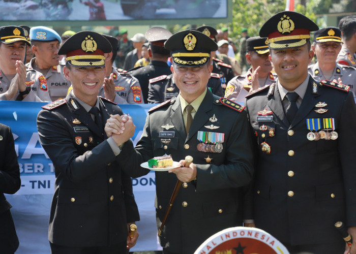 Kapolres Kediri Kota dan Kapolres Kediri Beri Kejutan HUT Ke-80 TNI, Wujud Sinergitas dan Rasa Syukur