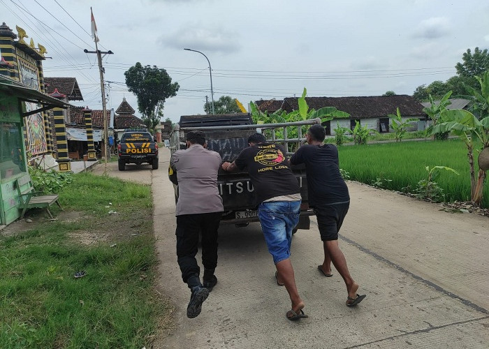 Polisi Peduli: Anggota Polsek Bubulan Bantu Dorong Mobil Mogok Warga