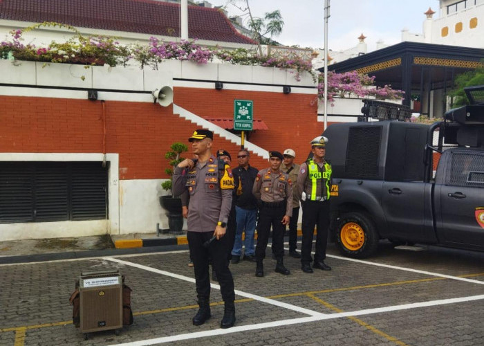 Amankan Aksi Unjuk Rasa Koalisi DOBRAK, Kapolsek Bubutan Tekankan Pendekatan Humanis
