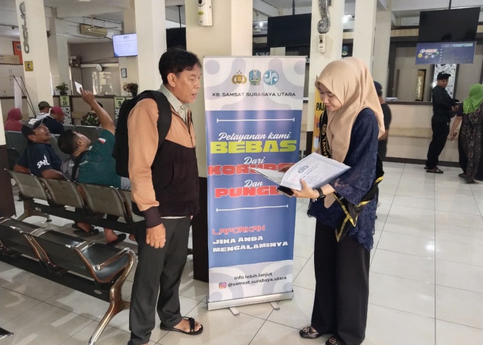 Semarak Hari Kartini, Petugas Wanita Samsat Surabaya Utara Berbalut Kebaya Layani Wajib Pajak