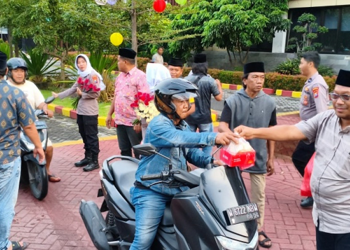 Polresta Sidoarjo dan Mahasiswa Bagikan 250 Takjil kepada Pengendara 
