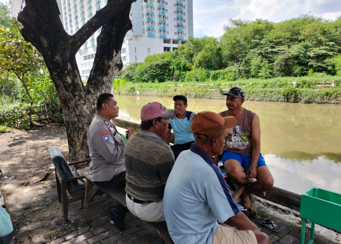 Dekatkan Diri ke Masyarakat, Polsek Wiyung Sosialisasikan Bahaya Main di Sungai dan Call Center 110
