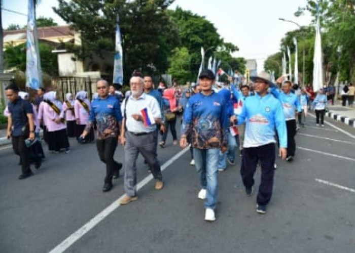 Peringati HUT Koperasi ke-79, Ribuan Warga Lamongan Ikuti Fun Walk Bareng Mahasiswa dari 43 Negara