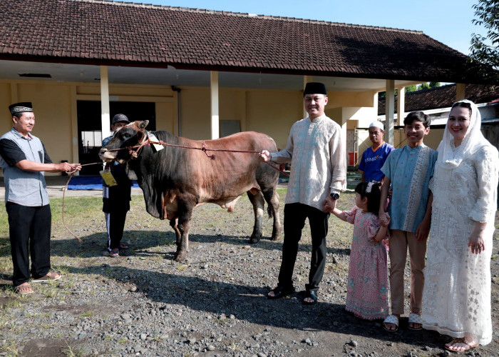 Berbagi Berkah, Polres Jember Bagikan Daging Kurban ke Warga Sekitar