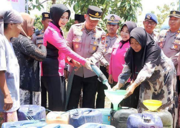 Puncak Kemarau, Kapolres Bangkalan Gelontorkan 28.000 Liter Air Bersih ke Desa Terdampak