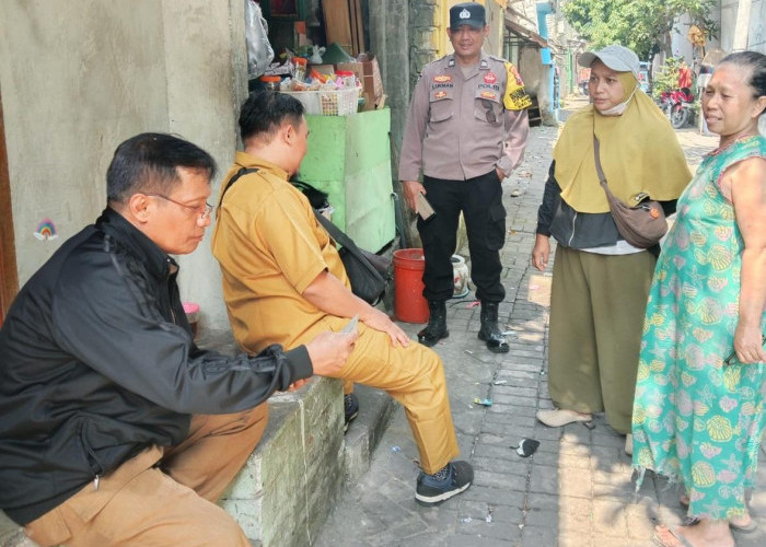 Dukung Tertib Administrasi, Bhabinkamtibmas Polsek Tandes Kawal Pendataan IKD di Manukan Wetan