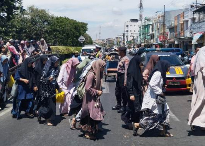 Polsek Semampir Humanis, Bantu Peziarah Menyeberang di Kawasan Religi Ampel Surabaya