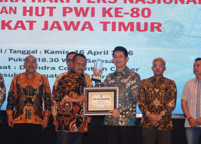 Sukses Lakukan Transformasi Perbankan, Dirut Bank Jatim Raih Penghargaan dari PWI Jawa Timur