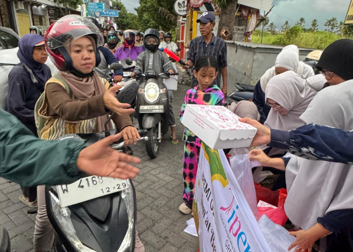 IPEMI Gresik Gelar Baksos Ramadan, Bagikan 300 Paket Makanan kepada Pengguna Jalan