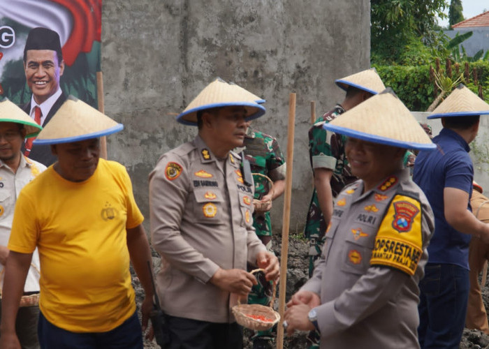 Dukung Program Ketahanan Pangan, Kapolrestabes Surabaya Tanam Jagung dan Padi di Gunung Anyar