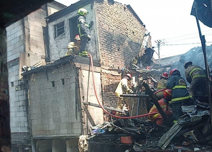 Amukan Si Jago Merah di Dupak, Dua Rumah Ludes Dilalap Api