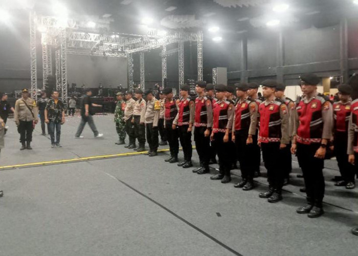 Kapolsek Dukuh Pakis Pimpin Pengamanan Festival Musik di Ciwo Mall