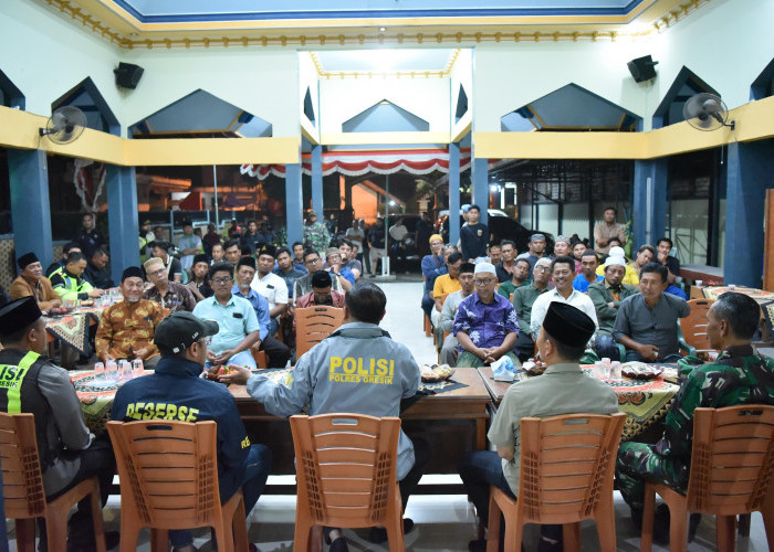 Kapolres Gresik Mediasi Warga Campurejo dan Banyutengah, Warga Sepakat Damai