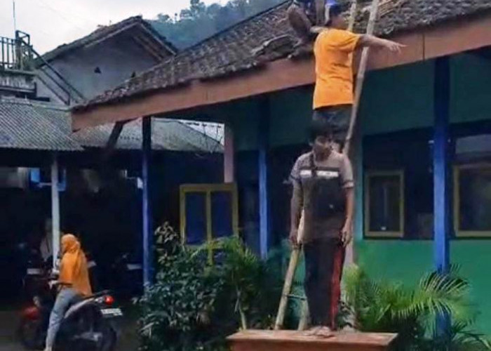 Angin Kencang Rusak Atap SDN Medowo 3 Kandangan Kediri 