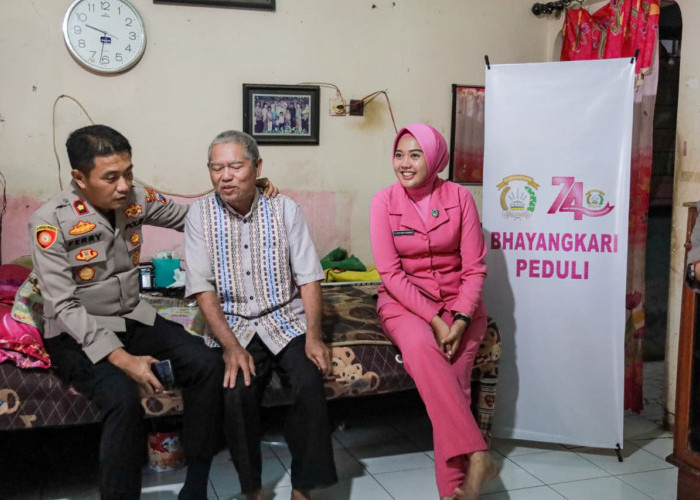 Keluarga Besar Polres Jember Kuatkan Anggota Sakit Menahun Lewat Anjangsana dan Tali Asih