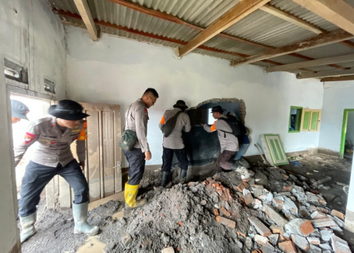 Anggota Brimob Polda Jatim Gelar Operasi Kemanusiaan untuk Korban Erupsi Semeru