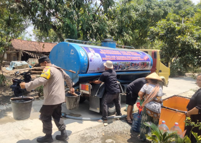 Atasi Kekeringan, Polsek Bubulan Bersama BPBD Bojonegoro Berikan Air Bersih ke Warga Clebung