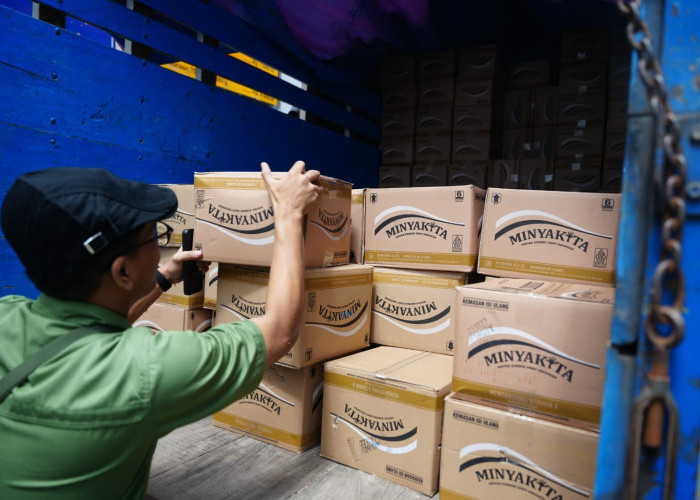 Bulog Pastikan Minyakita Tidak Langka, 9.000 Liter Didistribusikan ke Pasar Besar Madiun