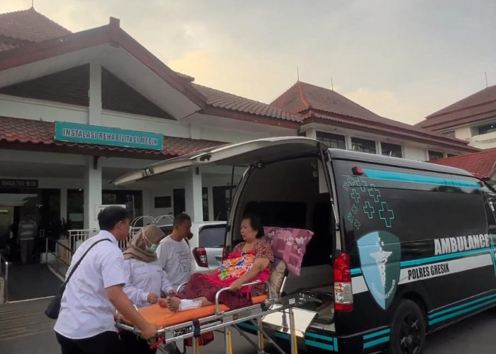 Polres Gresik Jemput Bola Antar Warga Kontrol ke Rumah Sakit, Wujud Nyata Kepedulian Polri