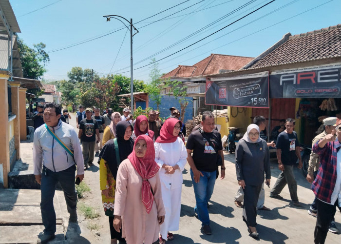 Tanggap! Bunda Indah Kunjungi Korban Puting Beliung di Selok Awar-Awar Pasirian