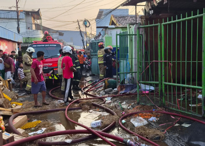Diduga Korsleting Listrik, Dua Toko di Putat Jaya Ludes Dilalap Si Jago Merah