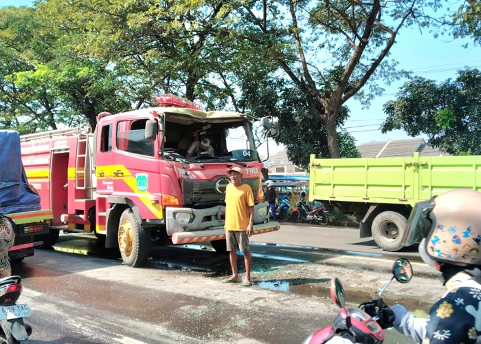 Mau Padamkan Pabrik Terbakar, Armada Damkar Hantam Truk Molen, Petugas Terjepit di Kabin