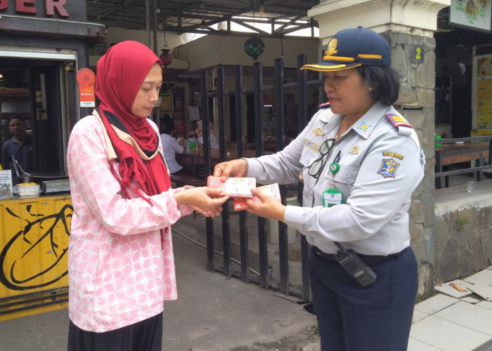 DPRD Surabaya Dukung Penuh Parkir Nontunai, Desak Sanksi Tegas Titik yang Masih Tarik Tunai