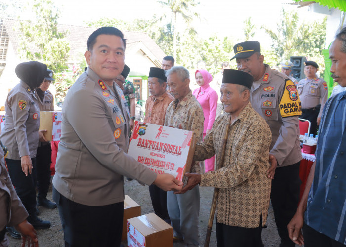 Hari Bhayangkara Ke-79, Polres Blitar Salurkan Bansosl ke Warga Kampung Baru
