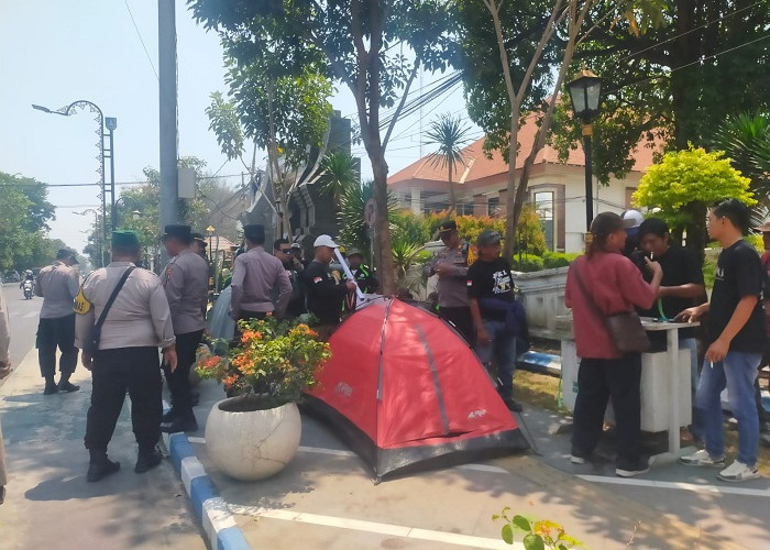 Tuntutan Tak Kunjung Ditindaklanjuti, Aktivis  FRMJ Kemah di Depan Pemkab Jombang